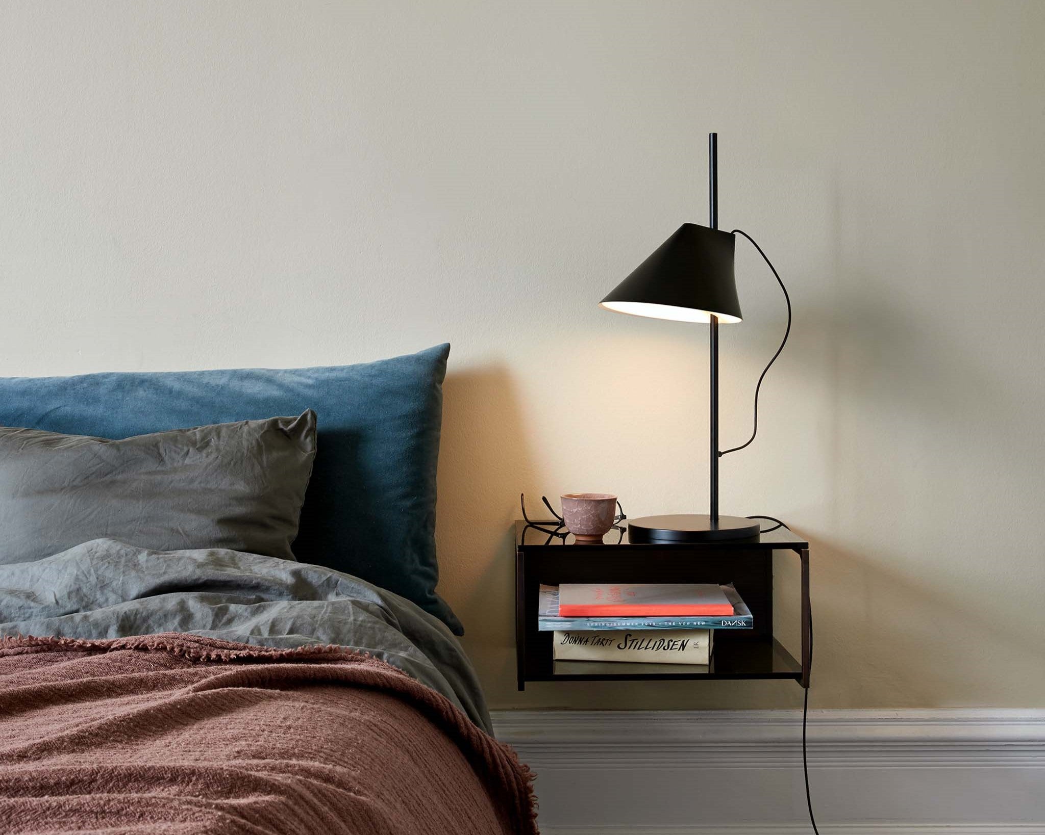 Yuh store table lamp